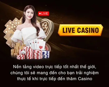 Bàn Baccarat với các lá bài và chip cược, minh họa chiến lược chơi